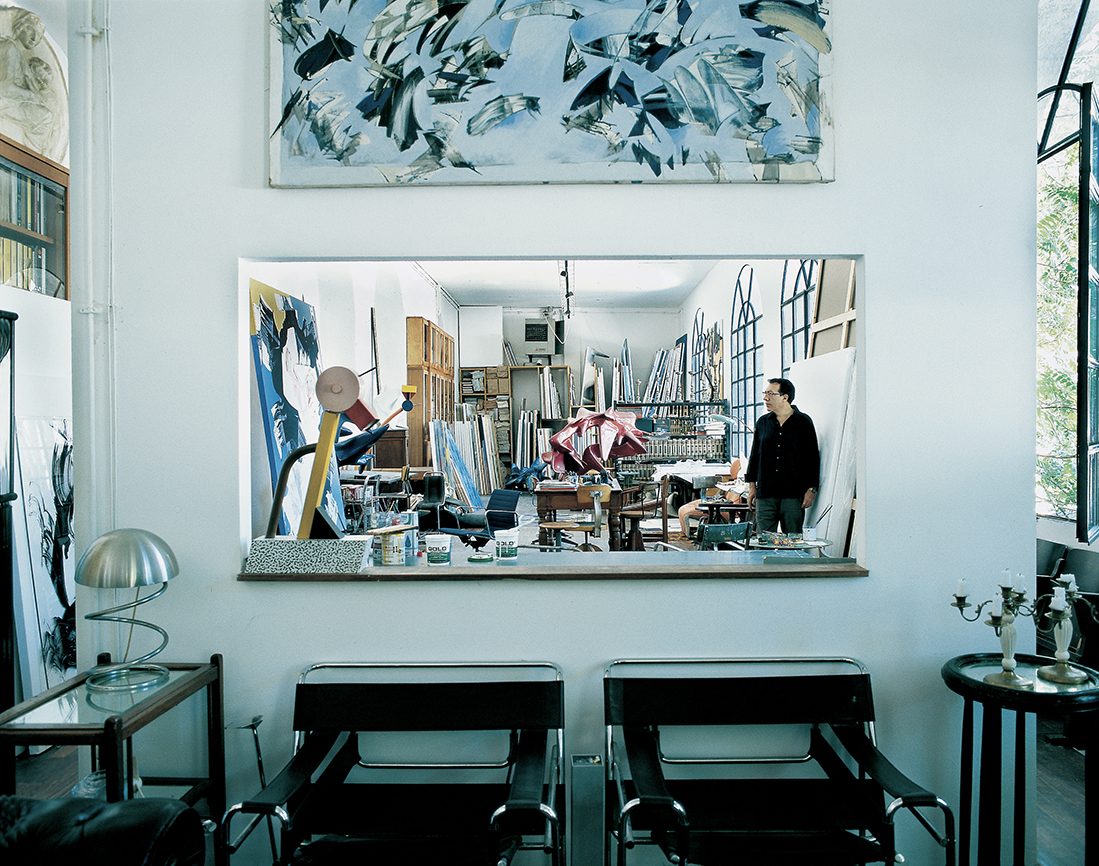 Nino Mustica nel suo studio a Milano. Foto Antonio Redaelli , 2001 →