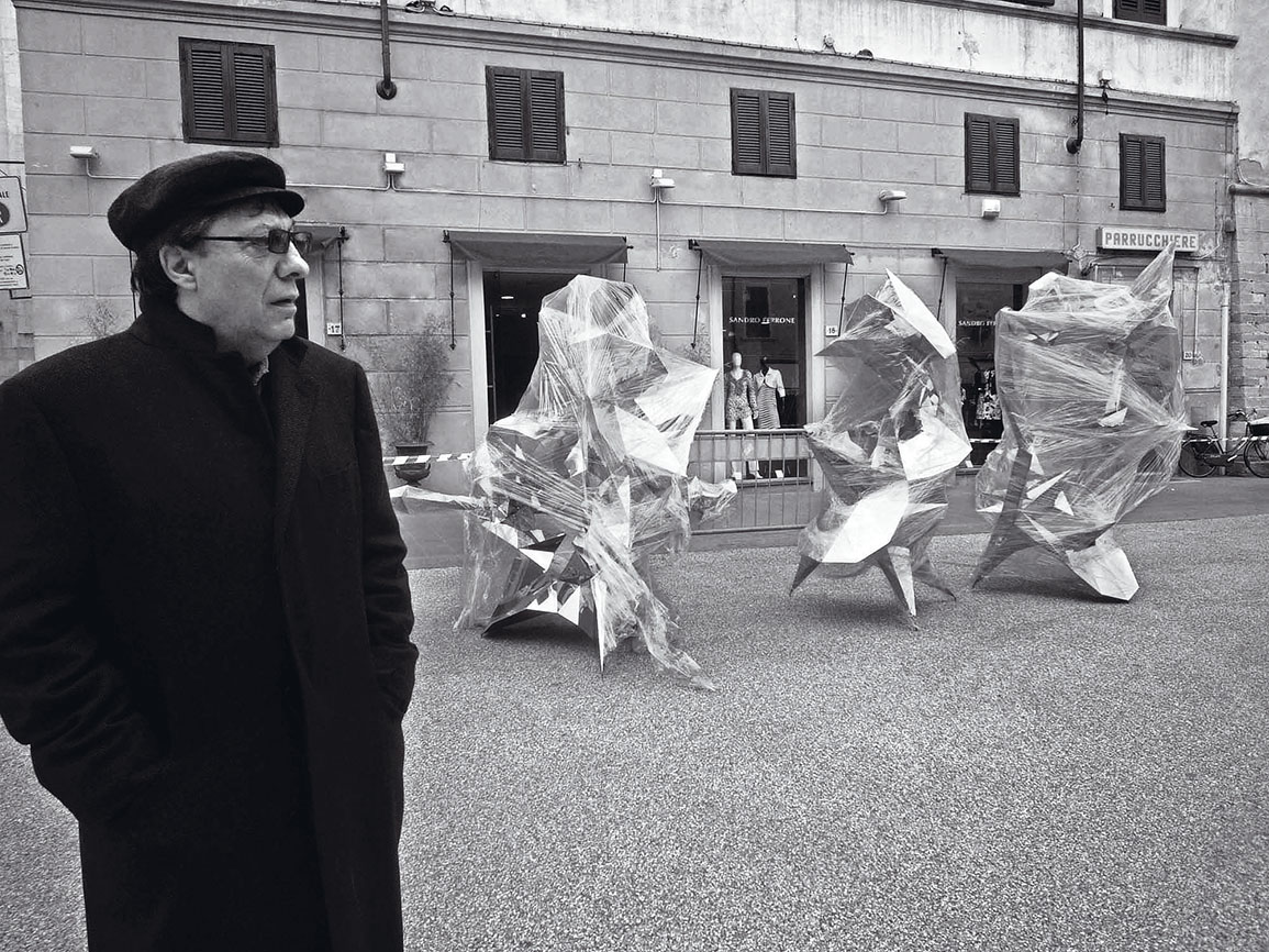 Nino Mustica durante l’allestimento di Pittura solida – Steel, Piazza del Duomo – Chiesa di Sant’Agostino, Pietrasanta.